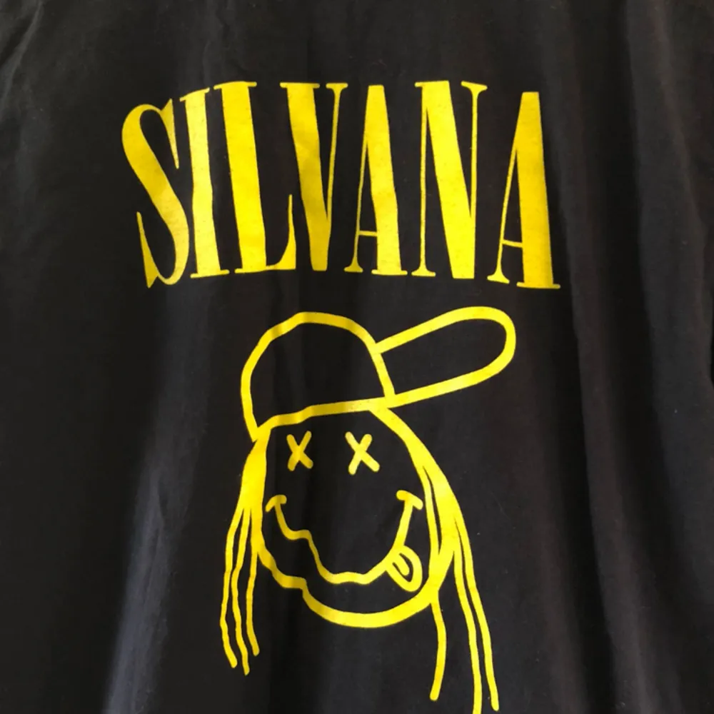T-shirt med Silvana Imam-tryck framtill. Bra skick, använd fåtal gånger.  Leverans är inte inräknat i priset.. T-shirts.