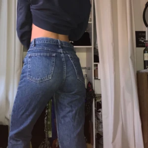  - Vintage lite lätt utsvänga jeans från Wrangler med hög midja. Formar en rumpa skitsnyggt och är en rätt snygg rak model. Bra basplagg i garderoben helt enkelt.   Eventuell frakt bjuder jag på! 