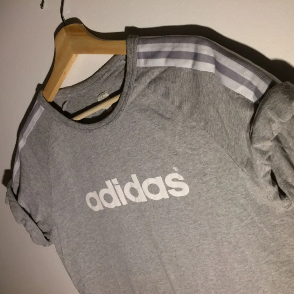 Adidas t-shirt storlek M, frakt inräknat i priset. . T-shirts.