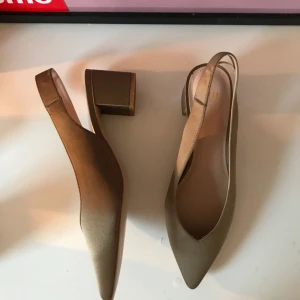  - Slingbacks från HM, aldrig använda! Möts upp i Sthlm eller skickar mot fraktkostnad. 