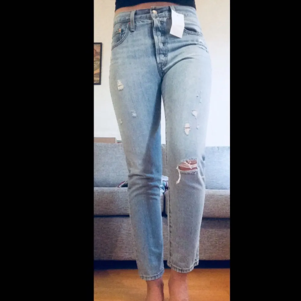Ett par helt nya Levis 501 jeans i färgen clear minds! Storlek 28, högmidjade, med slitningar fram! Aldrig använda, endast provade! Har prislapparna kvar! (Samma byxor som två annonser tidigare!). Jeans & Byxor.