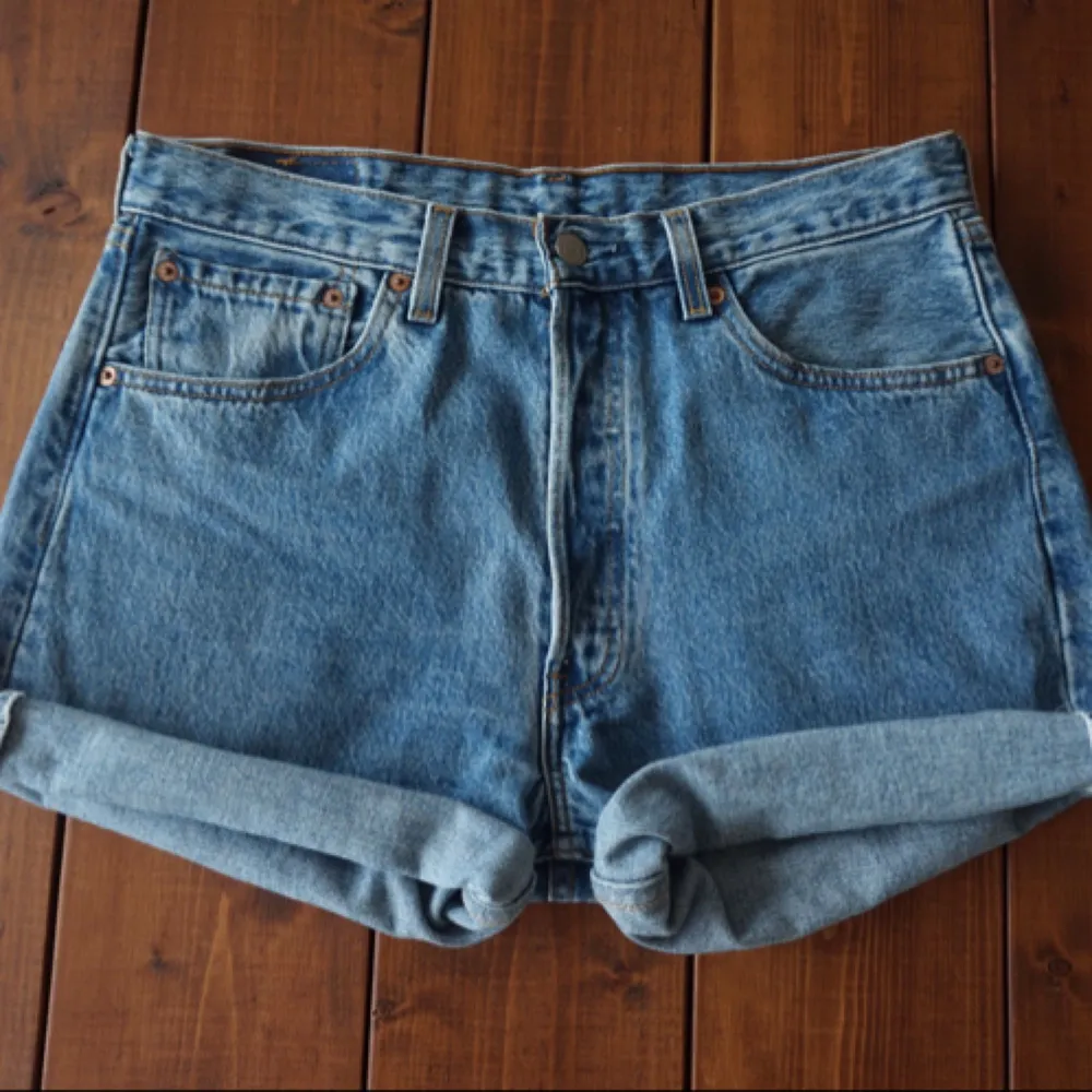 Levi's vintage jeansshorts i klassiska modellen 501. Inköpta på second hand men i väldigt fint skick.  Skulle gissa på att de passar till dig som är M/L.  Swish funkar fint och köparen står för frakten. . Shorts.