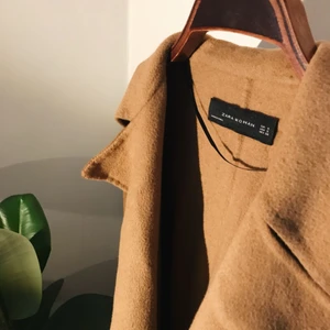  - Jättefin brun ”kamel-färgad” kappa från Zara. ursprungspris 2000 kr. Kappan är lite tyngre och därmed väldigt värmande. Jag är 1.70 och den har gått ned till smalbenen på mig. Säljer den för 400 kronor. Det är en S men är mer som en M!!!   
