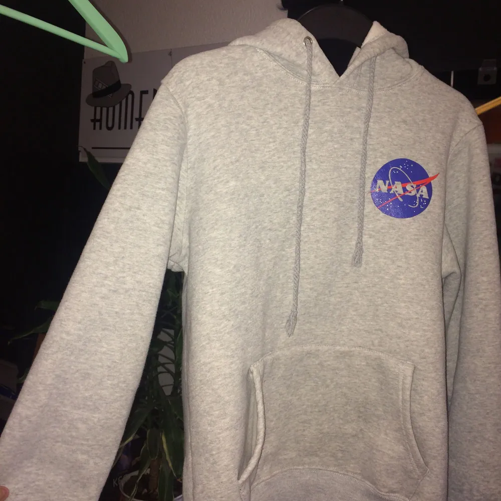 Väldigt Fake NASA hoodie från Wish, som man ser på bild nr3 är märket ”skrynkligt” för när den kom hem till mig var märket av och så strök jag på det igen. Hoodien är väldigt mjuk dock. Säljes för att den ej används. . Hoodies.