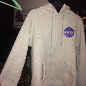 Väldigt Fake NASA hoodie från Wish, som man ser på bild nr3 är märket ”skrynkligt” för när den kom hem till mig var märket av och så strök jag på det igen. Hoodien är väldigt mjuk dock. Säljes för att den ej används. 