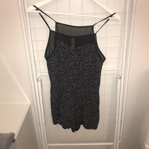  - Något år gammal byxdress från urban outfitters. Använd fåtal gånger. Sitter snyggt men säljer pga för liten :) 