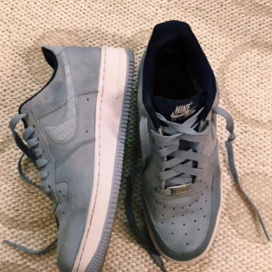  - Nike Air Force 1, använda 2 gånger. Säljer eftersom de är snäppet för små för mig! Har storlek 39-40 i vanliga fall. 