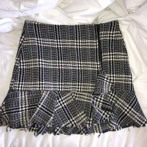 Rutig kjol med volanger. Knappt använd från zara, fint skick och härligt mönster.  Köparen står för eventuell frakt 