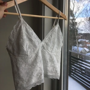  - En vit spets tröja från BikBok. Så sjukt fin magtröja, man behöver ingen bh, tröjan är rätt så tack och ger gott om support. Aldrig använt förutom nu för bilden, prislappen fortfarande kvar, original pris 149kr. Köparen står för frakt ✨✨