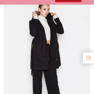  - Svart kappa från Nelly som jag köpte i november men då jag vanligtvis har strl 32 blev den lite stor för mig. Använd 1 gång så i nyskick! Nypris 899kr. Kan mötas i Stockholm eller skicka mot halva  fraktkostnaden. Fler bilder kan skickas om så önskas. 