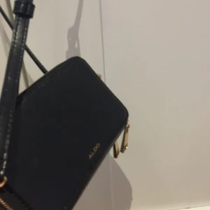  - Stilren axelremsväska från Aldo, Väskan är i gott skick. Säljer pga väskan inte passar min stil längre :/ Möts upp i stockholm