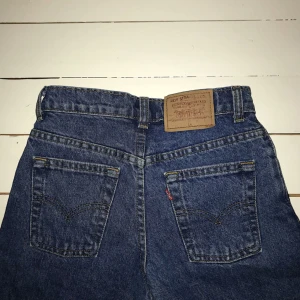  - Skitsnygga Levis-jeans med rak passform👖🙌🏼 säljer då dom tyvärr är för små på mig:( midjan är ca 70cm i omkrets och benen är 78cm lång mätt från grenen! 🤗 Köparen står för frakt.