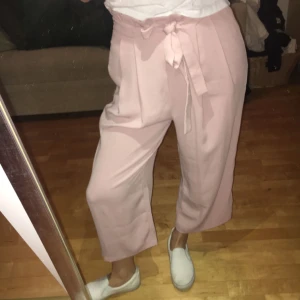  - Byxor från ZARA i ljusrosa färg, storlek S. Säljes då dem ej blir använda och därmed är de också använda endast 2 gånger, så som nya! 🌸 säljs för 100kr (frakten inräknad) elastisk band i midjan som går att reglera och knyta