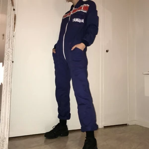  - Jättesnygg jumpsuit som jag precis köpt värd 350 och älskar men passar inte riktigt storleksmässigt. Strorlek runt 36, kan passa mindre också  Går att buda lägre  