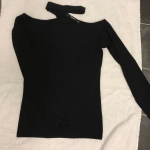  - Svart långärmad topp med inbyggd choker. Från BikBok i storlek S men passar som en XS också då den har en tight passform Använd ungefär 5 gånger. Frakt får du stå för själv.