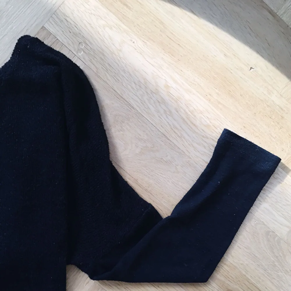 Snygg stickad tröja i svart. Löst stickad för en ’sheer’ look, förutom längst fram på armarna. Perfekt till jeans!. Tröjor & Koftor.