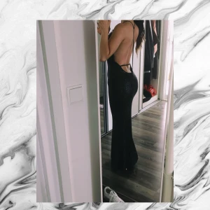  - Sexiga svarta klänningen,helt öppet rygg 