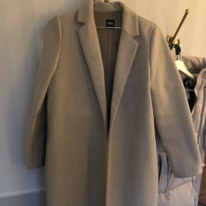 Kappa i nyskick från zara - Beige kappa från zara. Använd nån gång så i nyskick. Storlek M men passar allt från xs-m. Frakt tillkommer 