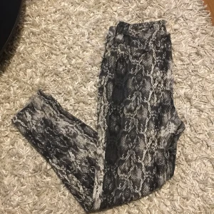 Ormskinns mönstrade jeans - Ormskinnsmönstrade jeans från Zara. Använd 1 gång. Precis som Ny! 97%cotton 3%elastan.