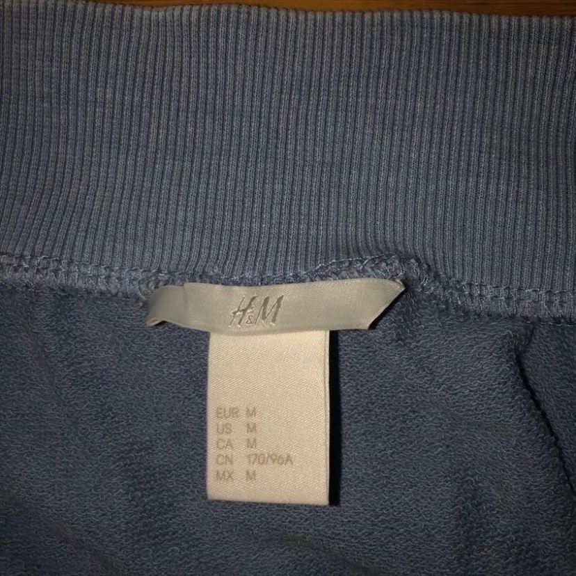 Långärmad ljusblå ”off the shoulder” mjukis tröja från H&M. Kan också passa som en crop top om man vill det. Storlek M. Aldrig använd. Köparen står för frakten och betalning sker via Swish.. Hoodies.
