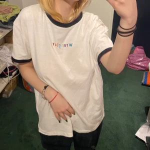 Wrangler t-shirt - Superfin vit tshirt från Wrangler i bra skick! Måste tyvärr sälja pga brist på pengar. En liten större S. Köparen står för frakten!🦋🦋