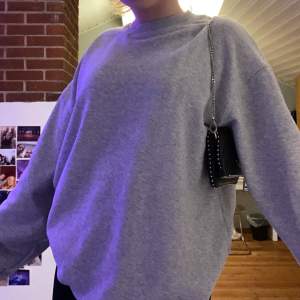 Intressekoll för denna skitsnygga sweatshirt då den inte kommer till användning. Den är i storlek XS/S men förstår inte riktigt hur eftersom att den sitter mer som en L/XL.kontakta mig vid frågor eller intresse💕💕