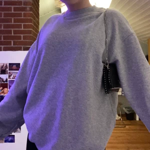 Oversized sweatshirt - Intressekoll för denna skitsnygga sweatshirt då den inte kommer till användning. Den är i storlek XS/S men förstår inte riktigt hur eftersom att den sitter mer som en L/XL.kontakta mig vid frågor eller intresse💕💕