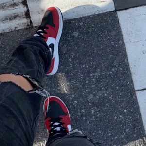 Air Jordan 1 mid Chicago black toe - Fett fina air jordan 1 mid chicago black toe i storlek 39, det är bud så buda i kommentarerna eller privat, bara seriösa köpare , frågor svara privat ,använda ett fåtal gånger men i nyskick, budgivningen slutar 21 december ,budet är på 1800