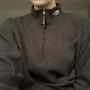 The North Face 1/4 zip - LÄS detta innan ni skriver tack! Brun tröja från The North Face(äkta) i fleeceliknande material. Köpt secondhand, i toppenskick! Budgivning i kommentarerna, höjning med minst 10kr. BUDSTOPP söndag 27/12 21.00. +63kr frakt
