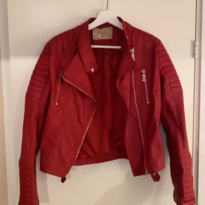 Skinnjacka från Chiquelle - Röd supersnygg skinnjacka ifrån Chiquelle. Säljs pga av den inte kommer till användning längre. Använd ca 2-3 gånger. Storlek 42, nypris 699kr, säljer för 300 + frakt