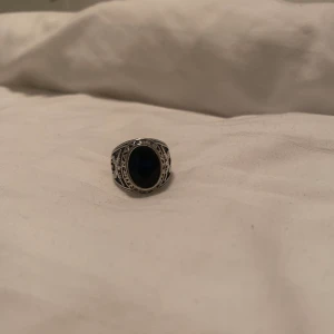 Mörkblå ring - Buda i kommentarerna från 30kr, ska man buda högre är det med minst 5kr💋 Möts upp i sthlm men fraktar även om köparen står för frakten