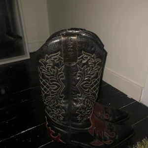 Cowboy boots stl 38,5 - Märket är oklart. Nypris runt 2000, men kan gå ner i pris vis snabb affär. Använda men fortf i bra skick! 