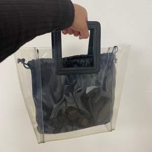 Cool genomskinlig handväska med svart innerväska som går att ta ur 🥰
