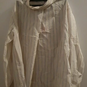 Blus - storlek xs aldrig använd prislappen stitter fortfarande kvar. står inte för frakten djur finns i hemmet ute på fler sidor