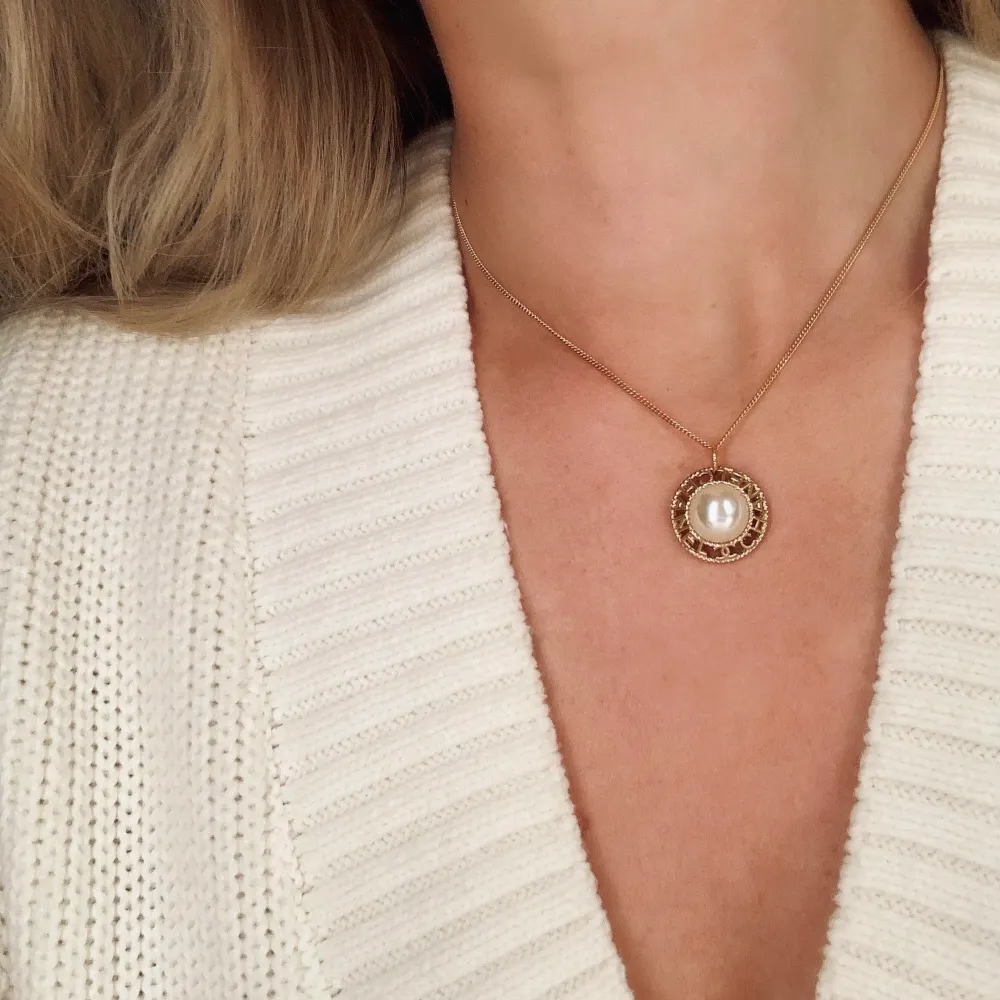 En vacker chanelknapp omgjord till ett halsband. Köpt i en vintagebutik i Köpenhamn. Obs guldlänken följer inte med. Kan postas så man får den innan julafton. Frakt ingår inte. . Asusteet.