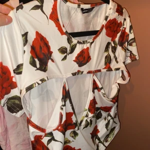 Skuren T-shirt - Kan ej visas på då den är för stor. Köpt i strl L, skulle säga att den passar en L om man har stor byst och lite större runt hela det området. Sjukt fin annars! Köpt från Shein för 59kr. Så priset är 29 +frakt! Om du ej kan mötas upp.