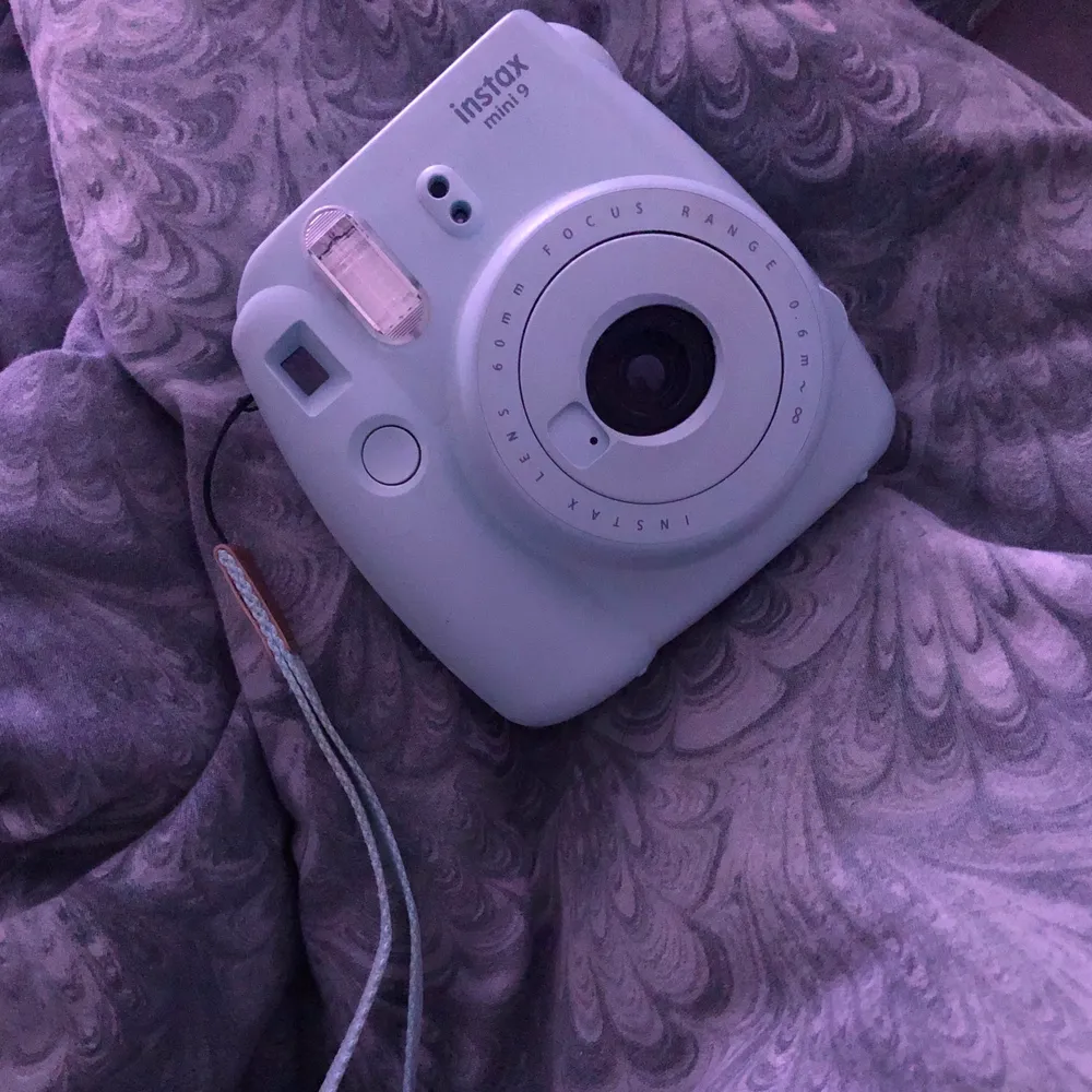 Jättefin Fujifilm instax kamera i pastellblå, använd i endast 2 tillfällen. Som ny! 💙. Övrigt.