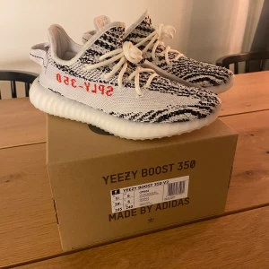 Säljer Yeezys 350 zebra stl 39 1/3  - Säljer Yeezys 350 zebra storlek:39 1/3. Helt nya med box och kvitto. Pris 2600+frakt 95kr spårbart. Inga bud. 