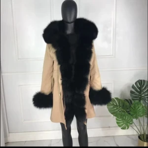 Päls parka av äkta päls ( rabbit fur ) - Vi säljer lyxiga trendiga päls parka som är gjort av äkta päls och kvalité. Ni kan välja mellan 7 färger och päls . Det finns i storlek S M L XL vi kan också skrädda efter din kropp .