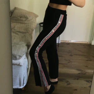 Coola byxor - Säljer snygga svarta byxor, de är i storlek S men passar säkert också XS och M💕