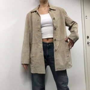 Beige Mockajacka - Asskön beige mockajacka! Har några fläckar på baksidan och underarmen! Personen på bilden bär storlek M🥰