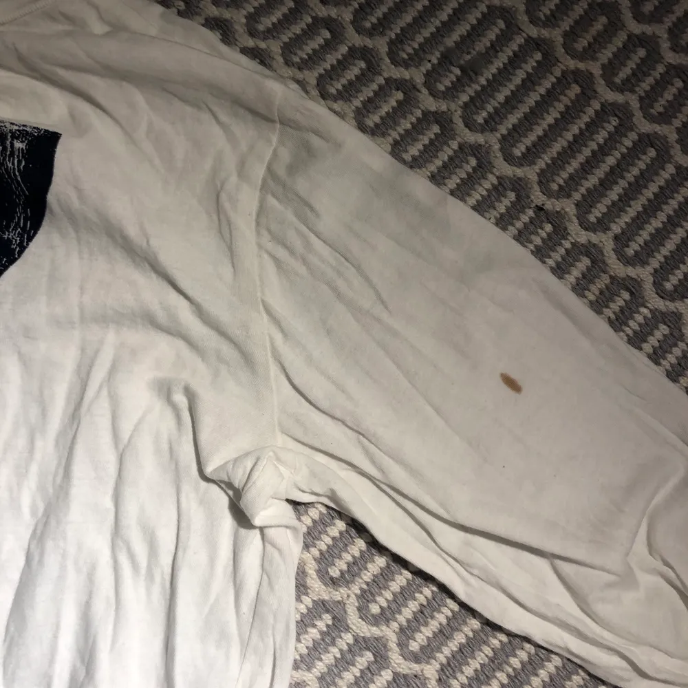 Långärmad t-shirt från Polo Ralph Lauren i str 12-14 men passar XS-S. Har en liten fläck på baksidan av ena ärmen.. T-shirts.