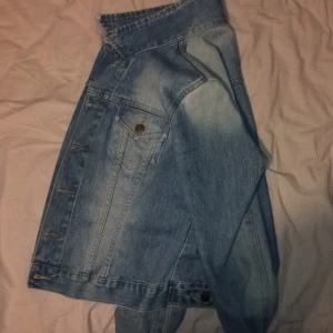 En jeans jacka andvänd 3 gånger! - En jeans jacka andvänd 3 gånger. Väldigt fint skick. I paketet får du en gratis kräm om man vill ha med det då!😊💕