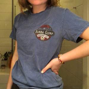 En t-shirt köpt i usa med Bubba Gump Shrimp Co. Tryck fram och bak i en blågrå färg och gjord med gammal look. Är det företaget som Forest och hans kompis startar i filmen Forest Gump! 🤠
