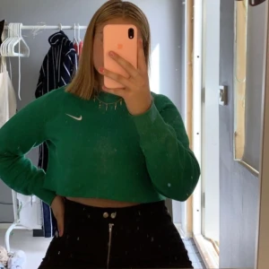 Croppad Nike sweatshirt  - SUPERfin grön croppad sweatshirt från Nike. Köpt från Beyond retro i Stockholm. 💚 storlek s/m  Buda i kommenterna.