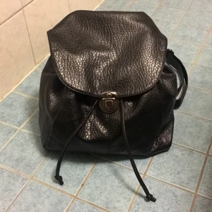 Svart ryggsäck / väska  - De två första bilderna är väskan packade med saker. Den sista bilden är den tom 🖤