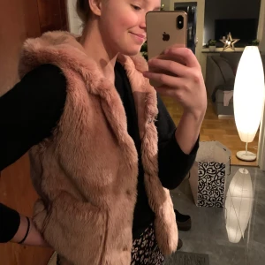 Pälsväst - Super mysig pälsväst från Zara kids. Stl 13-14 år men passar XS-M. Färgen är gammelrosa