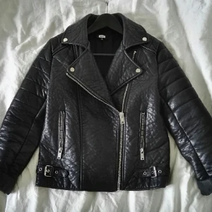  - skitsnygg "skinn"jacka från bikbok med snygga detaljer . nypris 699 :- sparsamt använd, bra kvalitét! 