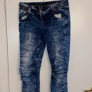 Ett par jeans i storlek 40/34.