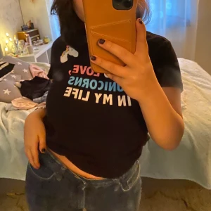 tröja - söt t shirt som jag aldrig har använt. väldigt bekväm å skön✨✨✨köpte den för längesedan 